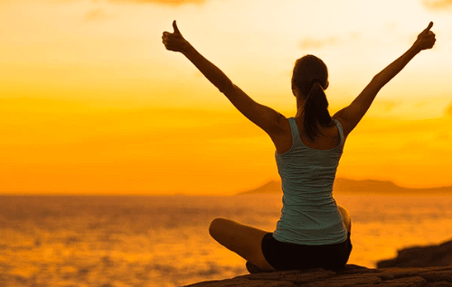 mujer amarillo dedos en alto